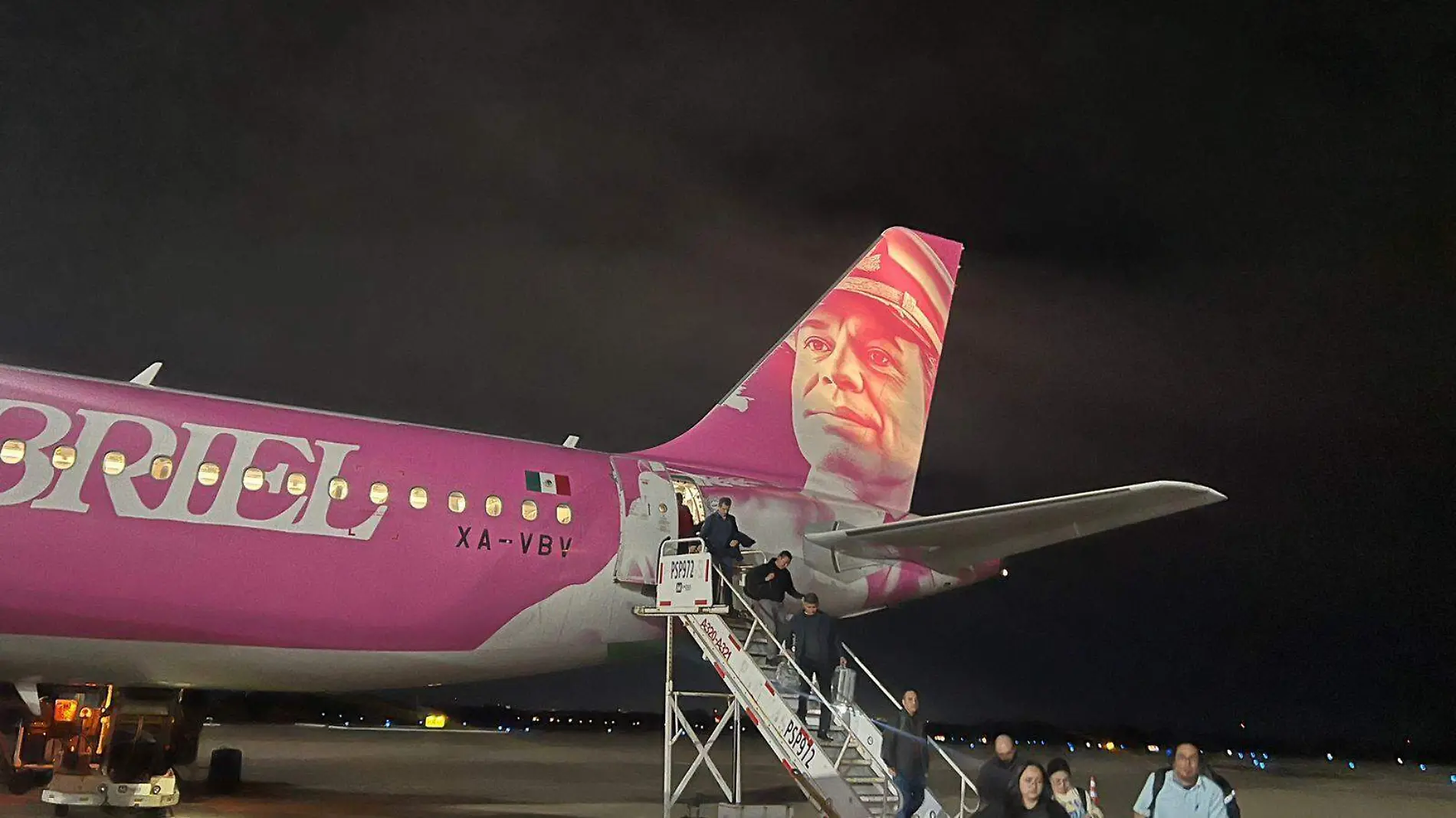 El avión con el rostro de Juan Gabriel sorprendió a los pasajeros que volaron de Monterrey a Tampico